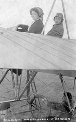 Pan G Hemel z pasażerem, Hendon, Londyn, ok. 1910
