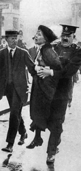 Pani Pankhurst, aresztowana przed Pałacem Buckingham, Londyn, 1914, 1935
