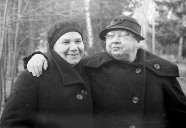 Nadieżda Krupska, żona Lenina, z przyjaciółką, 1936