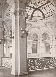 Biblioteka Narodowa: narożnik galerii z widokiem na publiczną czytelnię, 1914