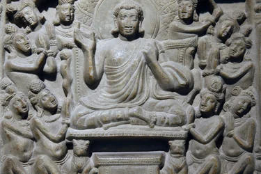 Muzeum Narodowe, Nowe Delhi. Fryz Ayaga przedstawiający sceny z życia Buddy i z opowieści Dżataka. Ikszwaku, III wiek n.e. Nagarjunakonda, Andhra Pradesh. Szarawy wapień. Fragment. Indie.