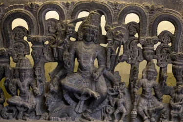 Muzeum Narodowe, Nowe Delhi. Nadproże przedstawiające trójcę (Brahma, Wisznu i Śiwa). Kakatijowie