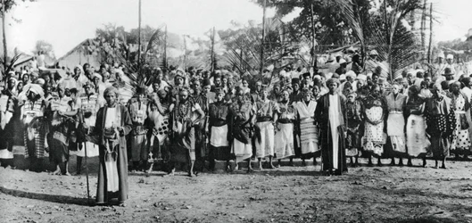 Rdzenni tancerze w Mombasie, 1924-1925, 1937