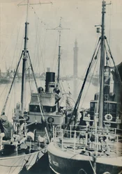 Naval Trawler, HMS Liffy przy statku rybackim Grimsby w Grimsby Docks, 1937