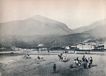Newcastle, Co. - The Strand, ze Slieve Donard, 1895