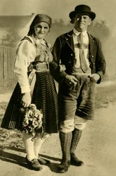 Nowożeńcy w tradycyjnych strojach, Karyntia, Austria, c1935.