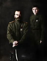 Mikołaj II, car Rosji i jego syn Aleksiej, w wojskowym mundurze, 1915