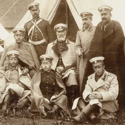 Nikołaj Nikołajewicz, książę Odoevsky-Maslov w środku z oficerami Life Guard Cava