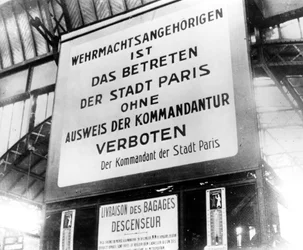 Zawiadomienie na stacji kolejowej w okupowanym przez Niemców Paryżu, 17 lipca 1940 r
