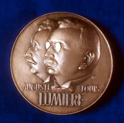 Awers medalu upamiętniającego 50-lecie kinematografii braci Lumiere, 1945