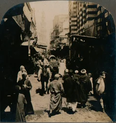 Na chórze El, wąskiej uliczce w dzielnicy arabskiego bazaru w Kairze, Egipt, 1903 r.