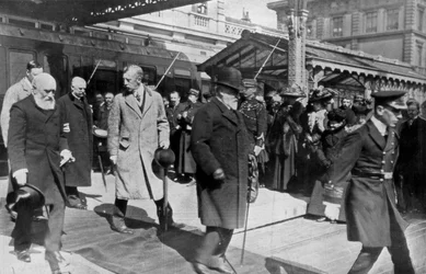 W drodze po raz ostatni do własnego kraju, król Edwards wraca z Biarritz, 1910