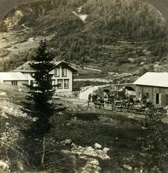 Na malowniczej drodze Telemarken - zmiana koni na stacji Grundesbro skyds, Norwegia, ok. 1905.