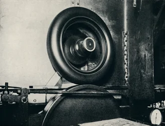 Jedna z opon Sir Malcolma Campbellsa jadąca z prędkością 300 mph, 1937