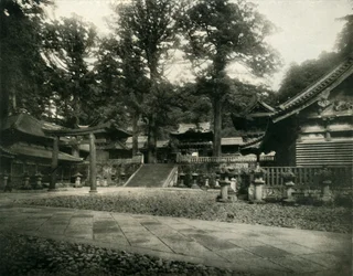 Jedna z wielu świątyń w Nikko w Japonii, miejsce pielgrzymek świętych sanktuariów, 1936.