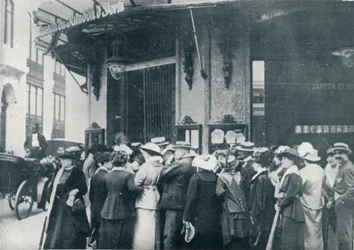 Przed jednym z paryskich magazynów prowiantu, gdy obawiano się oblężenia miasta, c1914