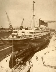 Remont dużego liniowca w Graving Dock w Liverpoolu, ok. 1930.