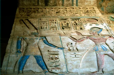 Malowana płaskorzeźba, świątynia Ramzesa III, Medinet Habu, Egipt, XII w. p.n.e