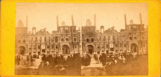 Komuna Paryska (1871): widok na Hotel de Ville po pożarze w maju 1871. Anonimowa fotografia. Druk na kartonie Wym. 17x8 cm