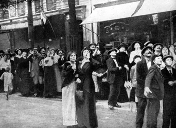 Paryżanie obserwujący niemiecki samolot, I wojna światowa, 1914