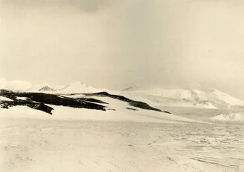 Część Queen Alexandra Range 1500 stóp w górę lodowca, c1908, 1909.