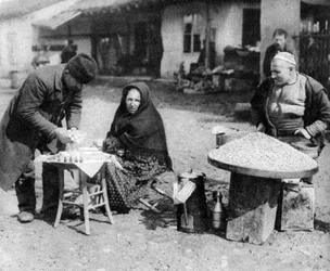 Handlarze orzeszków ziemnych i zapachów, Sofia, Bułgaria, ok. 1923 r.