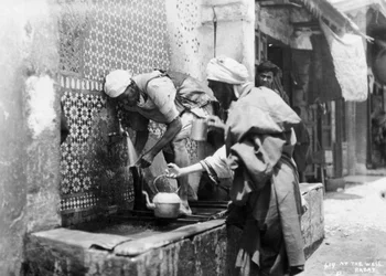 Ludzie pobierający wodę ze studni, Rabat, Maroko, lata 20.- 30. XX wieku