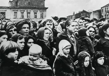 Ludność rosyjskiego miasta Smoleńsk po wyzwoleniu przez Armię Czerwoną, 1943