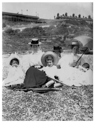 Ludzie na plaży, ok. 1890-1909