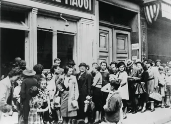 Ludzie stojący w kolejce przed sklepem mleczarskim, Paryż okupowany przez Niemców, 26 lipca 1940