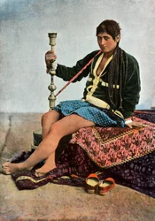 Persane Fumant Le Kalgan, Perska kobieta paląca w Kalgan, 1900.