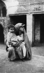 Perska kobieta i dziecko, 1917-1919