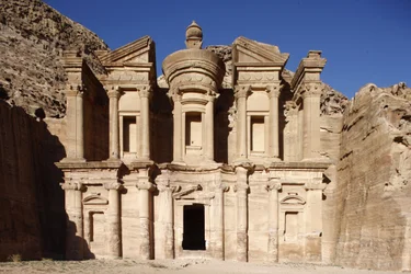 Stanowisko archeologiczne w Petrze: Al-Dier, czyli Klasztor (nazwa pochodzi od dawnego użytkowania grobowca), największy grobowiec w Petrze, Petra, Jordania