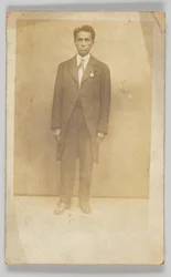 Pocztówka fotograficzna mężczyzny w garniturze, 1904-1918.