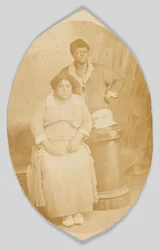 Pocztówka fotograficzna dwóch niezidentyfikowanych kobiet, 1918-1930.