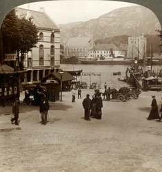 Malownicza stara forteca Bergenhus, z placu w nowoczesnym mieście, Bergen, Norwegia, 1905.