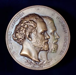 Pierre Janssen i Joseph Norman Lockyer, francuscy i angielscy astronomowie, 1868