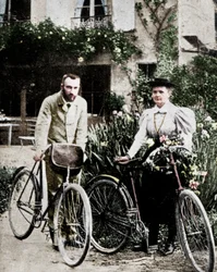 Pierre i Marie Curie, francuscy fizycy, przygotowują się do jazdy na rowerze