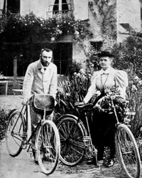 Pierre i Marie Curie, francuscy fizycy, przygotowują się do jazdy na rowerze