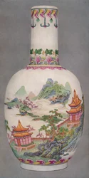 Porcelanowa butelka w stylu Ku Yueh Hsuan. Długi okres Chien, 1736-1796, 1928