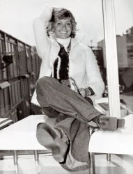 Portret australijskiej piosenkarki i komiczki Olivii Newton-John (ur. 1949), Londyn, 23/05/1975