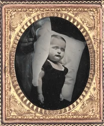 Post mortem na poduszce, pionowy, ok. 1930 r. 1850.