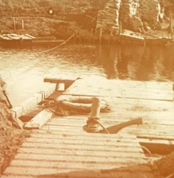 Słup na brzegu rzeki, Diksmuide, Belgia c1914-c1918