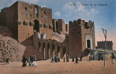 Pocztówka przedstawiająca wejście do Cytadeli w Aleppo, ok.1920 (kolorowy fotolit)