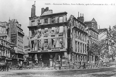 Pocztówka przedstawiająca zniszczenia restauracji Deffieux, Porte St.-Martin, po Komunie Paryskiej w 1871 r.