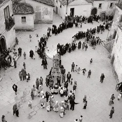 Procesja biczowników, Albano di Lucania, Potenza, Basilicata, Włochy (zdjęcie czarno-białe)