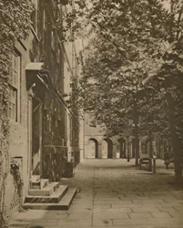Pump Court w letniej szacie z liści i światła słonecznego, c1935.