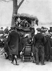 Pokaz Punch and Judy w Putney, Londyn, 1926-1927