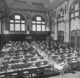 Uczniowie zdający egzamin w City of London School, ok. 1903 1903 r.