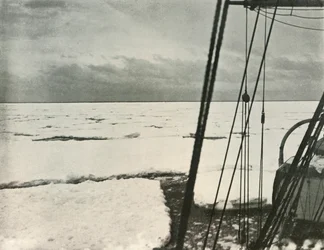 Przepychanie się przez ciężkie kry na Morzu Rossa, ok. 1908, 1909.